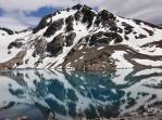 Sem vento, a Laguna de Los Tres se transforma em um espelho, no parque Los Glaciares, região de El Chaltén, no sul da patagonia argentina